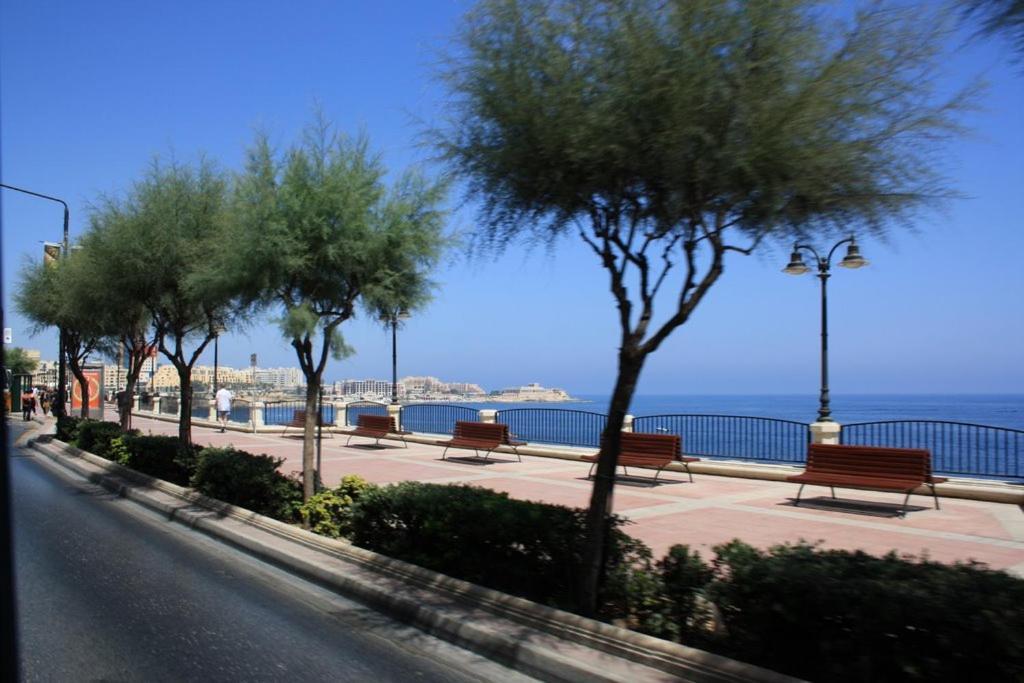 Appartement Chic 2Br Penthouse Steps From The Promenade à Sliema Extérieur photo