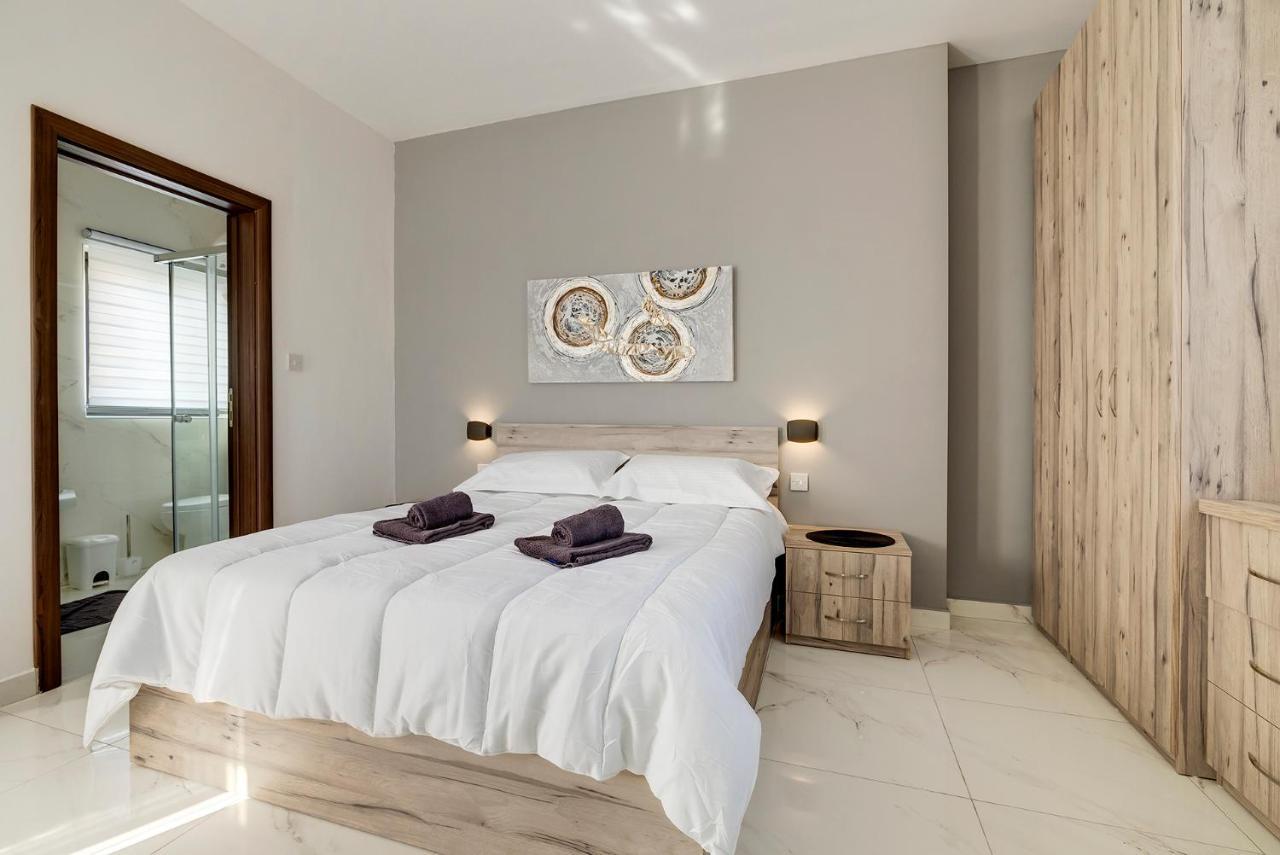 Appartement Chic 2Br Penthouse Steps From The Promenade à Sliema Extérieur photo