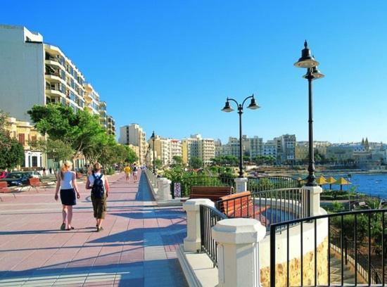 Appartement Chic 2Br Penthouse Steps From The Promenade à Sliema Extérieur photo
